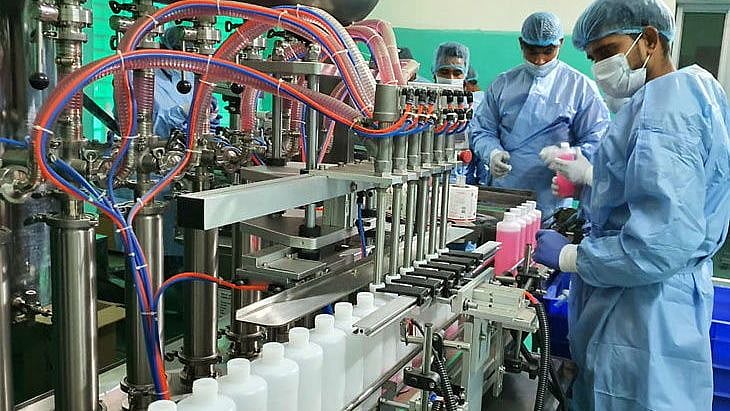 “ஏழைகளின் கைகளுக்கு இலவசமாக சென்ற சானிடைசர்” :  'ஹேண்ட் சானிடைசர்' தயாரித்து கல்லூரி மாணவர்கள் விநியோகம்!