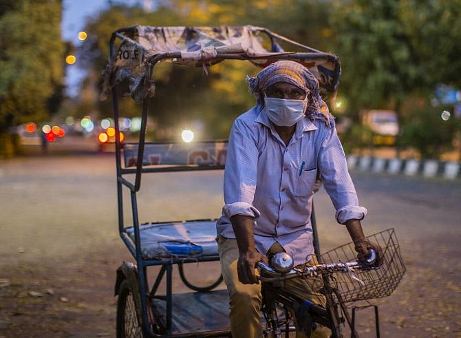 “என் குழந்தைங்க பசியால் வாடுது” : ஊரடங்கால் கூலி தொழிலாளிகளுக்கு ஏற்பட்ட அவலம் - அதிர்ச்சி தகவல்!