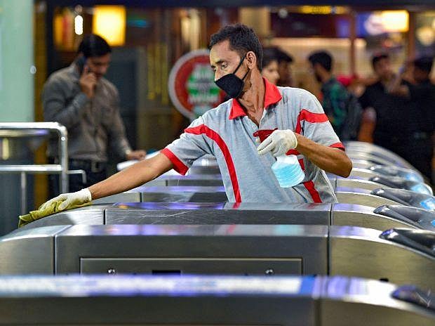 பாதிப்பு 107, அறிகுறி 4000 : இந்தியாவில் கொரோனா - சமாளிக்க முடியாமல் திணறுகிறதா மோடி அரசு ?