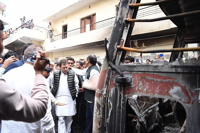 "டெல்லியின் எதிர்காலத்தை வெறுப்பும் வன்முறையும் எரித்துவிட்டன”-பாதிக்கப்பட்ட பகுதிகளை பார்வையிட்ட ராகுல்!