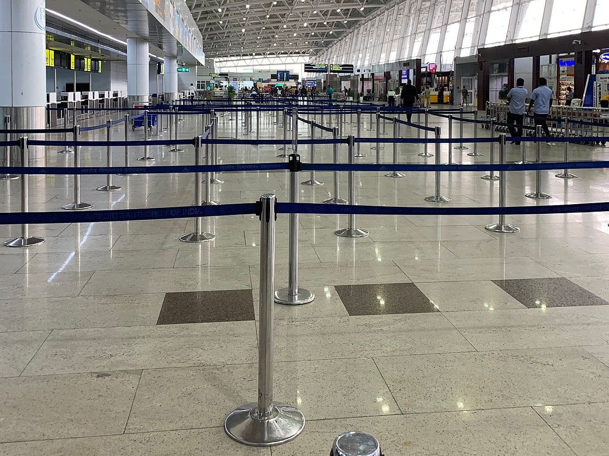 இந்தியாவில் பரவிவரும் கொரோனா : 10 விமானங்கள் ரத்து - வெறிச்சோடி காணப்படும் சென்னை விமான நிலையம்!