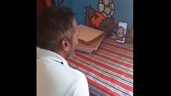 மகளுடன் வீடியோ காலில் பேசும் சிறைக்கைதி : கொரோனா தொற்று அச்சத்தால் சிறப்பு ஏற்பாடு - நெகிழ்ச்சி வீடியோ!