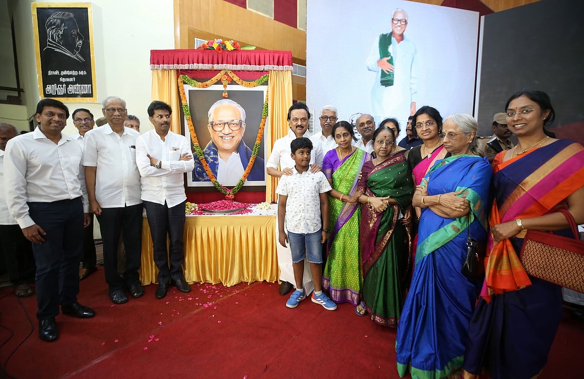 ‘கலைஞர், பேராசிரியர் வழியில் பணியாற்றுவோம் என உறுதியேற்போம்’ -படத்திறப்பு விழாவில் மு.க.ஸ்டாலின் உருக்கம்