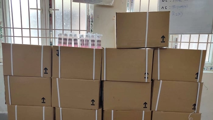 மக்களின் அச்சத்தைப் பயன்படுத்தி ‘வாட்ஸ்அப்’ மூலம் காசு பார்த்த இருவர் கைது! #CoronaVirus