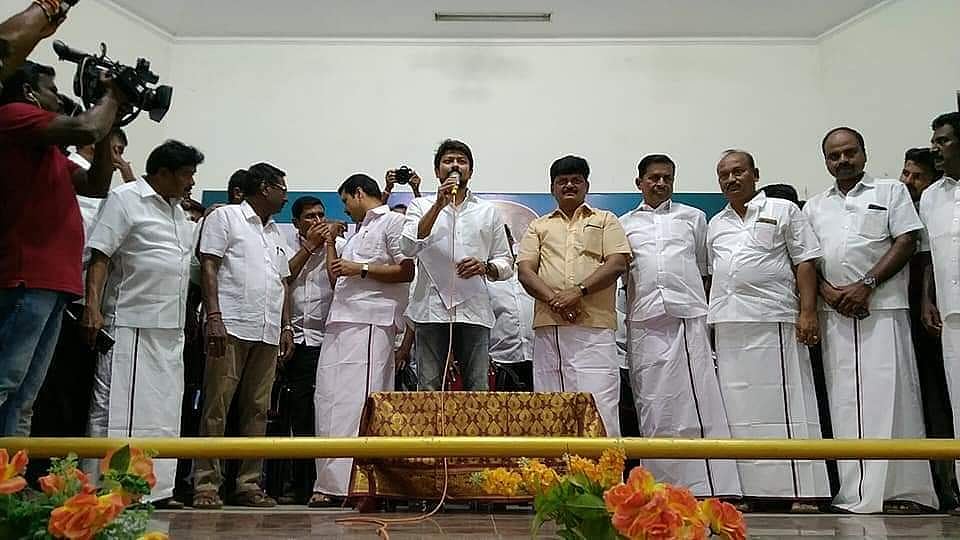 “தவழ்ந்த அடிமையும், தர்மயுத்தம் செய்த அடிமையும்” - பங்கமாக கலாய்த்த உதயநிதி ஸ்டாலின்!