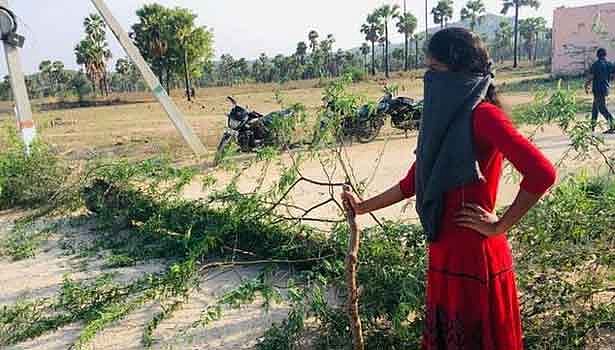 "கையில் தடியுடன் ஊரை காவல் காக்கும் கிராமத் தலைவர்"- கொரோனா பரவலைத் தடுக்க எல்லைச்சாமியாக மாறிய இளம்பெண்!