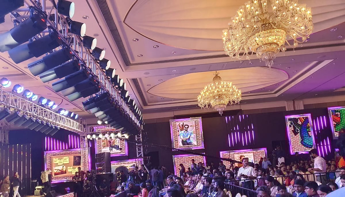 ’மாஸ்டர்’ விஜய் குட்டிக்கதை கேட்கச் சென்ற ரசிகர்களை வெளியேற்றிய ஹோட்டல் நிர்வாகம்: வருத்தத்தில் ரசிகர்கள்