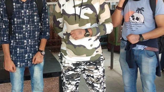 கொரோனா அபாயம் : தனிமைப்படுத்தப்பட்ட 4 பேர் மும்பை ரயிலில் பயணம் - அதிர்ச்சியடைந்த பொதுமக்கள்!