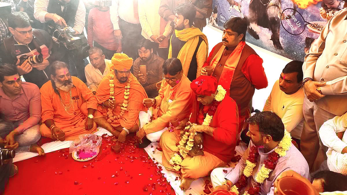 கொரோனா வைரஸை கட்டுப்படுத்த கோமியம் குடித்த இந்து மகா சபை உறுப்பினர்கள் : தலைநகர் டெல்லியில் ஒரு பார்ட்டி!