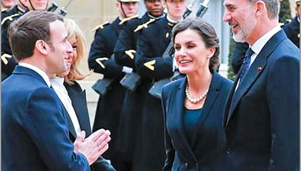 பிரான்ஸ் அதிபர் மெக்ரான் வணக்கம் சொல்லும் காட்சி.