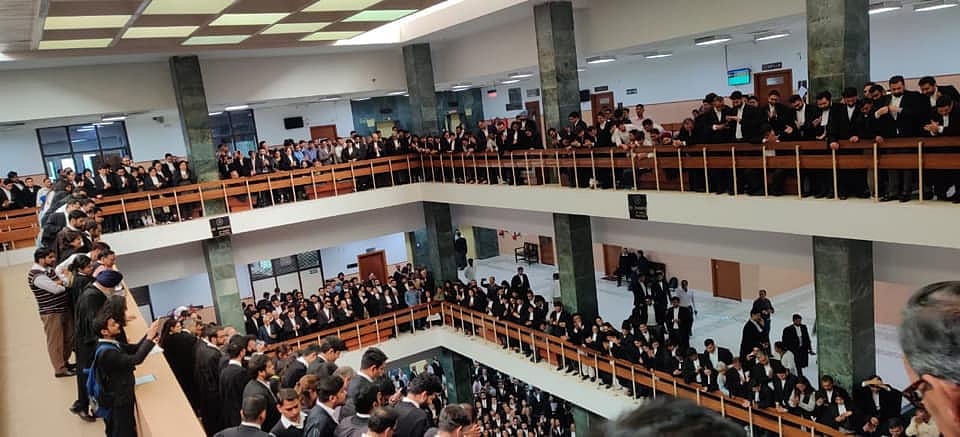 “யாருக்காக இவ்வளவு கூட்டம் தெரியுமா?” - ‘சத்தியம்’ போலான தீர்ப்புகள் உருவாக்கும் சாத்தியம் இதுதான்!