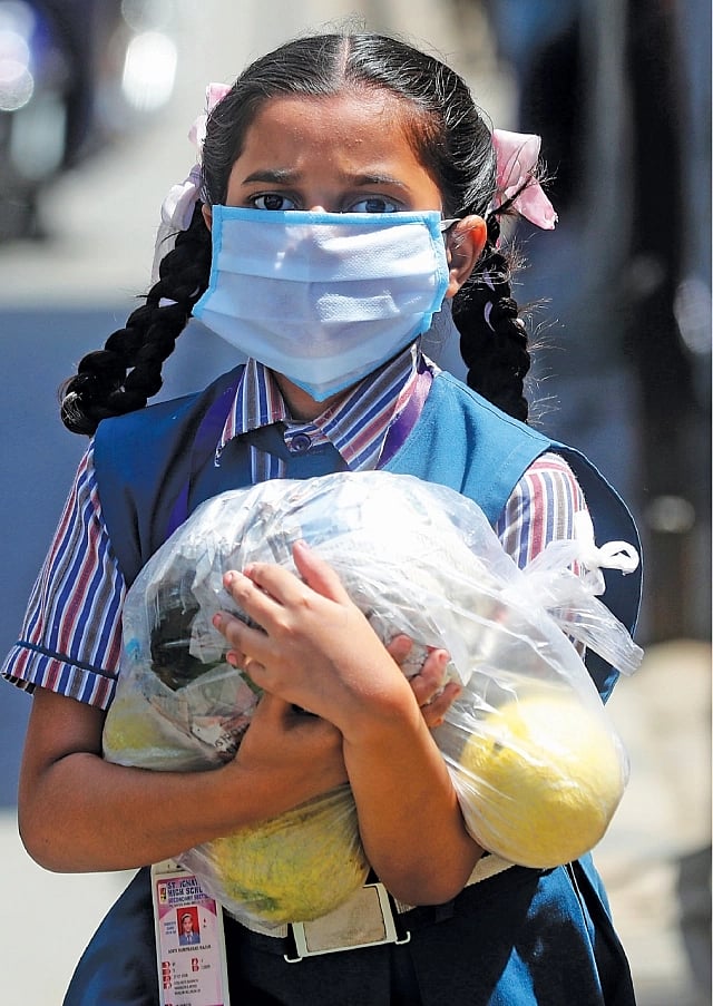 “கொரோனாவை வெல்வோம்”- வீட்டுச்சிறையில் முடங்கிக் கிடக்கும் குழந்தைகளுக்கு ஓவியப்போட்டி நடத்தும் இயக்குநர்!