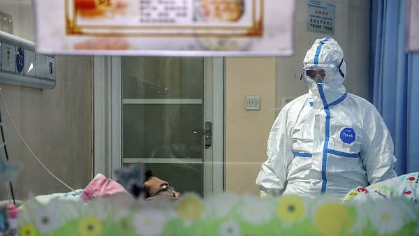 “இது தனிமைப்படுத்தப்பட்ட வீடு; உள்ளே நுழையாதீர்கள்” - சென்னையின் 3,000 வீடுகளில் ஒட்டப்படும் ஸ்டிக்கர் !