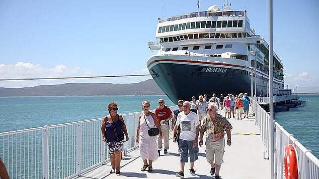 “மனிதர்களைக் காப்பாற்றுவதே தலையாய கடமை” : கொரோனா பாதித்த பயணிகளை அரவணைத்த கியூபா!