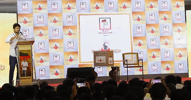 ’கொரோனா குறித்து காலையில் ஒரு அறிவிப்பு, மாலையில் ஒரு அறிவிப்பு’ : குழப்பத்தில் எடப்பாடி அரசு - உதயநிதி