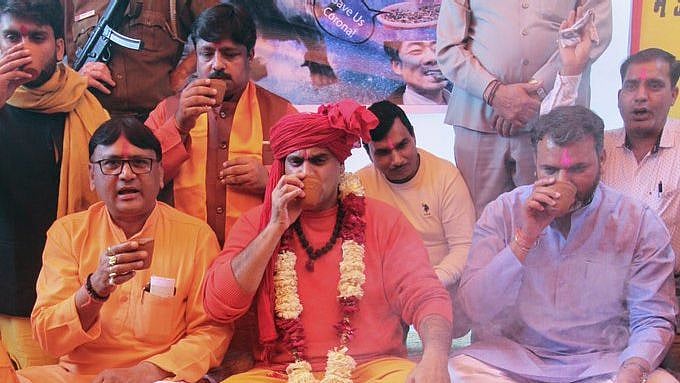 கொரோனா வைரஸை கட்டுப்படுத்த கோமியம் குடித்த இந்து மகா சபை உறுப்பினர்கள் : தலைநகர் டெல்லியில் ஒரு பார்ட்டி!