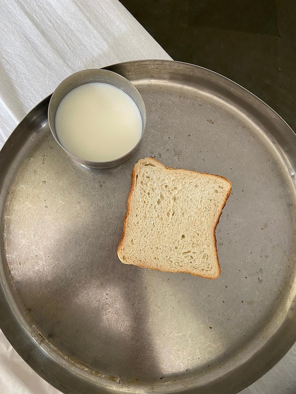 “ஈக்கள் மொய்த்த உணவைதான் கொடுக்கிறார்கள்” : இதுதான் நோயைக் குணப்படுத்தும் முறையா? - கனிகா கபூர் ஆவேசம்!