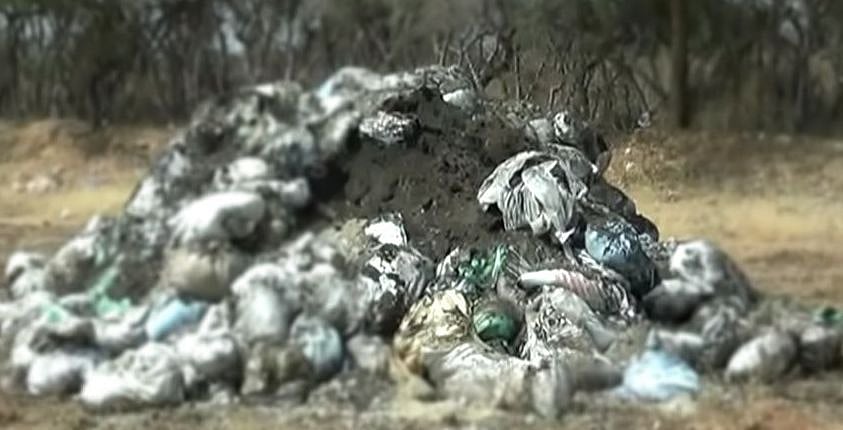 விளைநிலத்தில் கழிவுகளை கொட்டிய லாரிகள் சிறைபிடிப்பு - மீண்டும் அள்ளச்செய்த விவசாயிகள்!