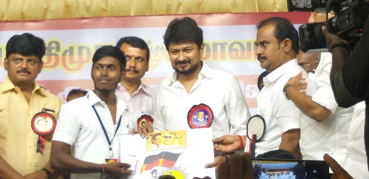 “தவழ்ந்த அடிமையும், தர்மயுத்தம் செய்த அடிமையும்” - பங்கமாக கலாய்த்த உதயநிதி ஸ்டாலின்!