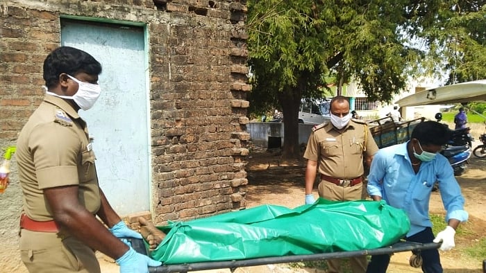 “கொரோனா பீதியால் இறுதிச் சடங்கிற்குக் கூட வராத உறவினர்கள்” : உடலை சொந்த செலவில் அடக்கம் செய்த போலிஸார்!