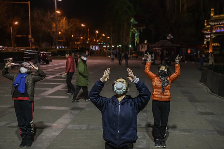 #Corona : “2 மாதங்களுக்குப் பிறகு தளர்த்தப்பட்ட கட்டுப்பாடுகள்” - சுதந்திரமாக வெளியே நடமாடும் சீன மக்கள்!