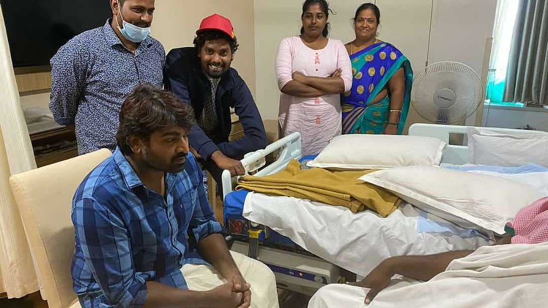 மருத்துவமனையில் இருக்கும் பிரபல தொகுப்பாளருக்கு உதவி செய்த விஜய் சேதுபதி - வைரலாகும் வீடியோ!