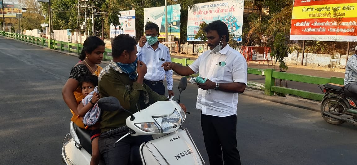 நேரடியாக தானே களத்தில் இறங்கி பொதுமக்களுக்கு ‘மாஸ்க்’ வழங்கிய தி.மு.க எம்.பி! #CoronaAlert