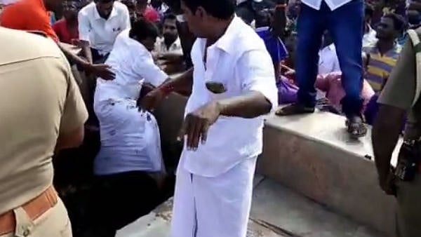 செல்லூர் ராஜூ திறந்து வைக்கும் முன்னே உடைந்த ரவுண்டானா: உள்ளே விழுந்த அ.தி.மு.கவினர்! (வீடியோ)