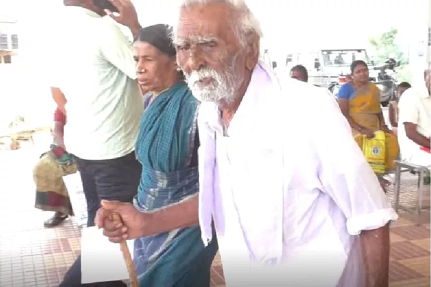 வாழ வழியில்லை; கருணைக்கொலை செய்ய அனுமதியுங்கள் - கலெக்டரிடம் முதிய பெற்றோர் மனு!