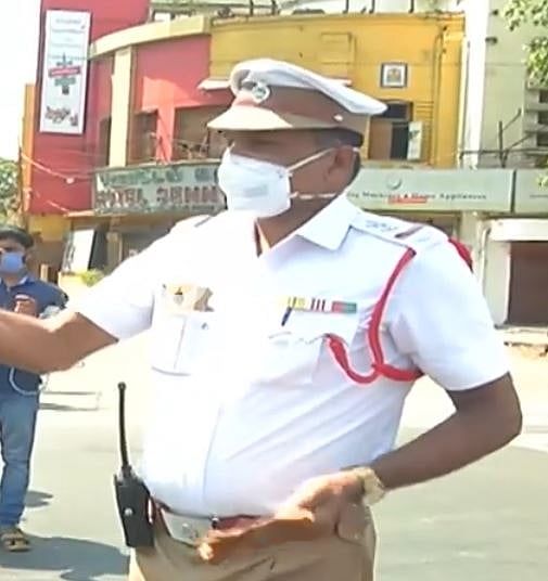 “தயவு செய்து வெளியே வராதீர்கள்; காலில் விழுந்து கேட்கிறேன்” -வாகன ஓட்டிகளிடம் கண்கலங்கிய டிராஃபிக் போலிஸ்