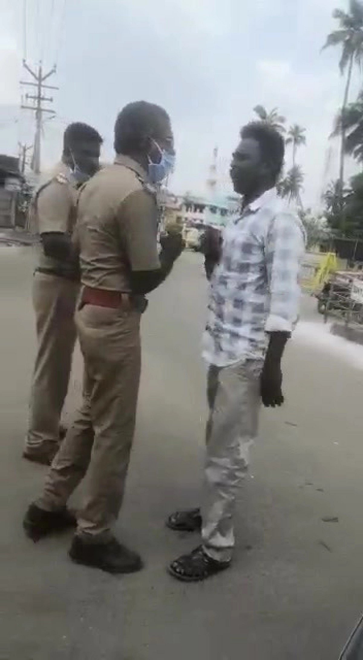 மக்கள் ஊரடங்கு தினத்தில் ஆதரவற்ற மக்களுக்கு உணவளிக்கச் சென்றவரைத் தாக்கிய போலிஸ் அதிகாரிகள் !