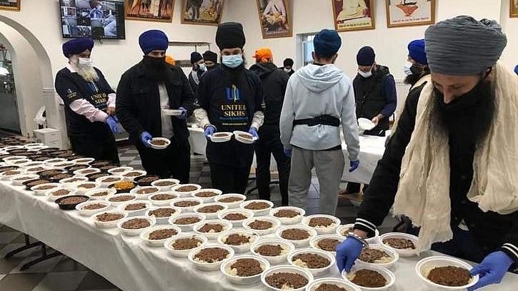 கொரோனாவால் வீட்டுக்குள் முடங்கிய மக்களுக்காக குருத்வாராவையே சமையல் கூடமாக்கிய சீக்கியர்கள்! (Video)