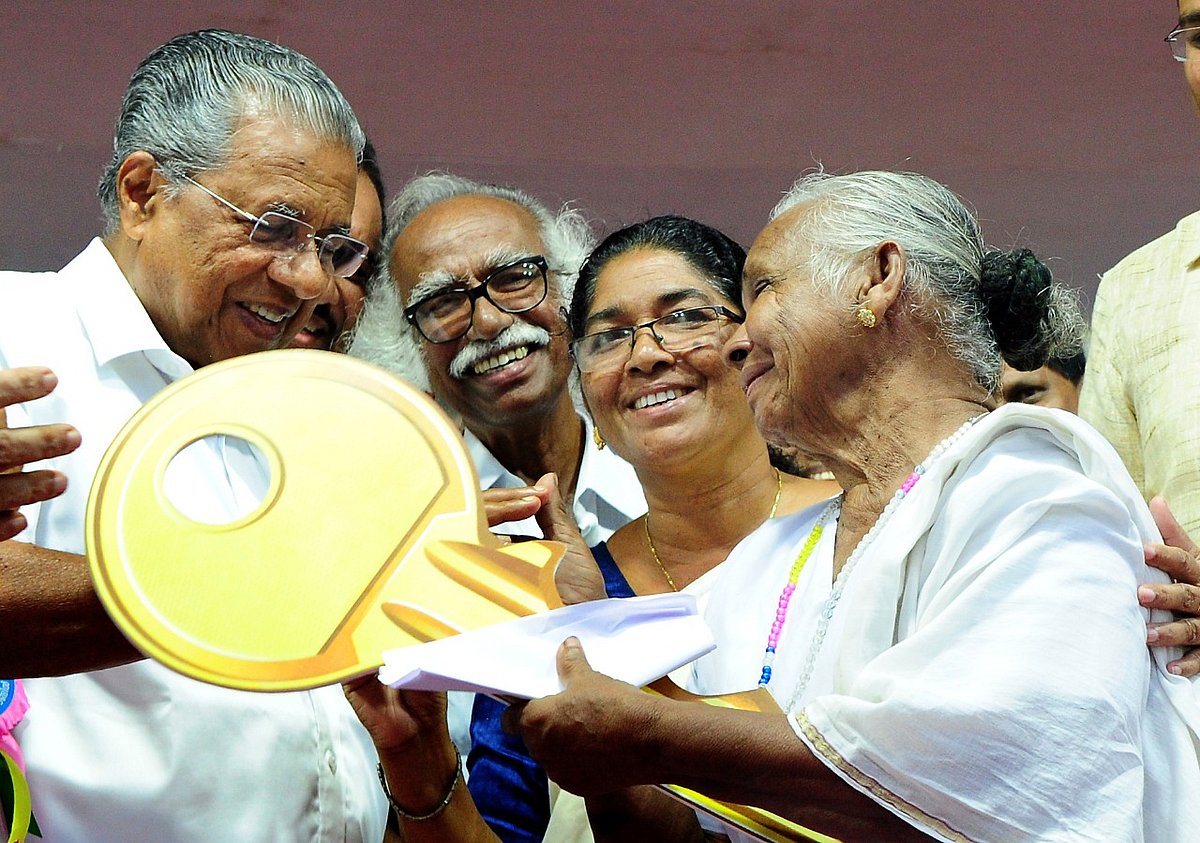 CAA-வால் மக்கள் ஒடுக்கப்படும் காலத்தில், இலங்கை தோட்டத் தொழிலாளர்களுக்கு வீடுகள் வழங்கிய கேரள அரசு!