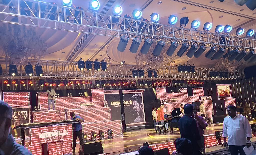 ’மாஸ்டர்’ விஜய் குட்டிக்கதை கேட்கச் சென்ற ரசிகர்களை வெளியேற்றிய ஹோட்டல் நிர்வாகம்: வருத்தத்தில் ரசிகர்கள்