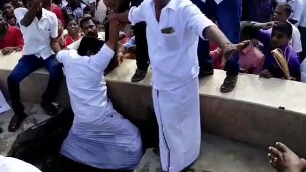 செல்லூர் ராஜூ திறந்து வைக்கும் முன்னே உடைந்த ரவுண்டானா: உள்ளே விழுந்த அ.தி.மு.கவினர்! (வீடியோ)