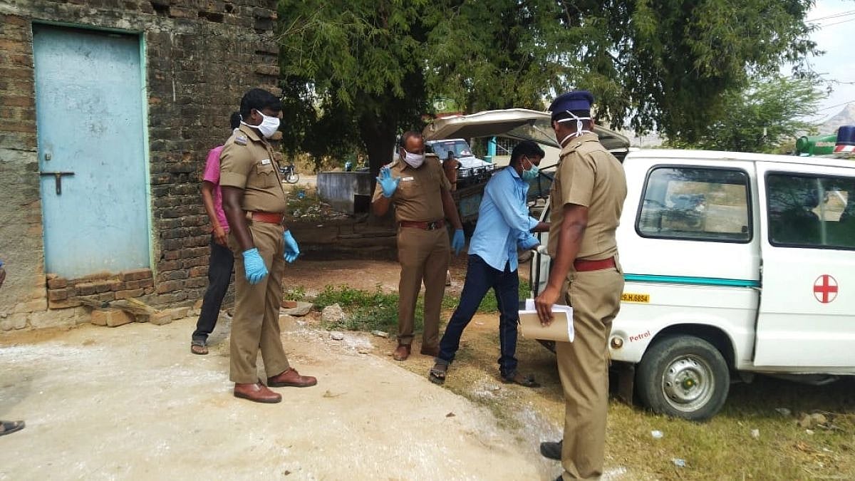 “கொரோனா பீதியால் இறுதிச் சடங்கிற்குக் கூட வராத உறவினர்கள்” : உடலை சொந்த செலவில் அடக்கம் செய்த போலிஸார்!