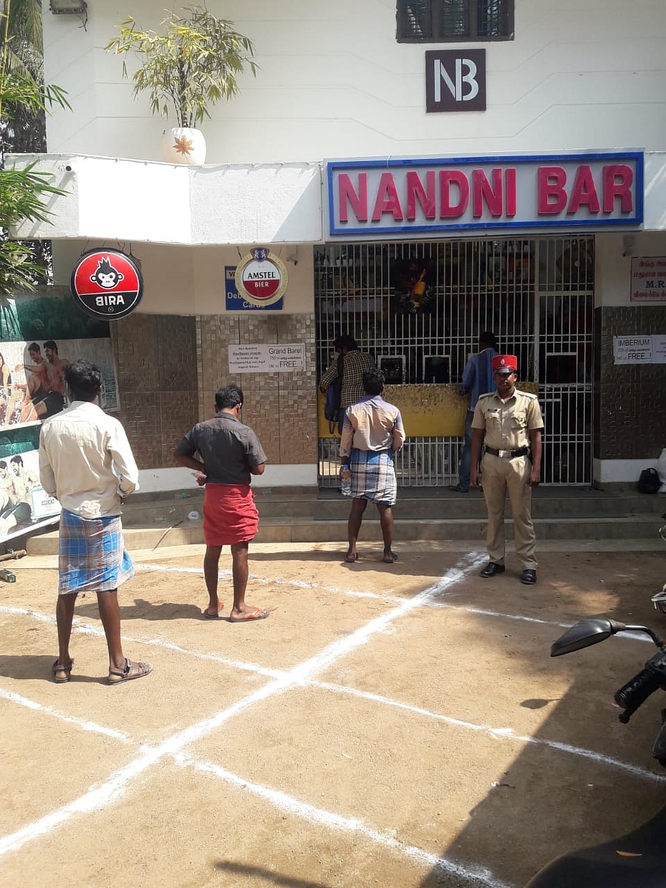 டாஸ்மாக்கை மூடாத அரசு: கொரோனா முன்னெச்சரிக்கை பணியில் மதுக்கடைகள்- குடிமகன்களுக்கிடையே 1 மீட்டர் இடைவெளி!