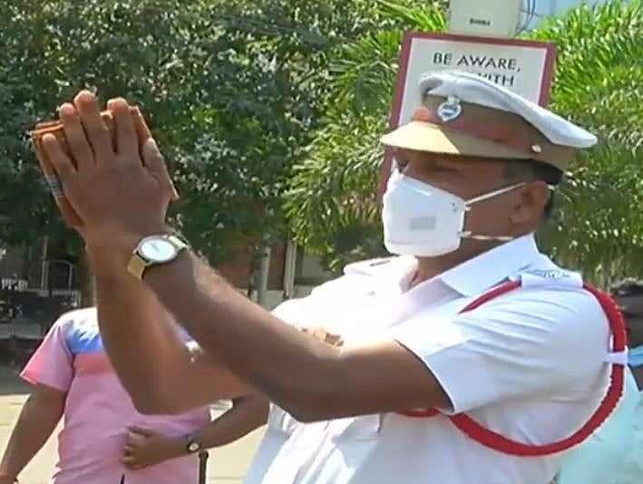 “தயவு செய்து வெளியே வராதீர்கள்; காலில் விழுந்து கேட்கிறேன்” -வாகன ஓட்டிகளிடம் கண்கலங்கிய டிராஃபிக் போலிஸ்