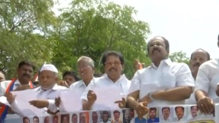 “அ.தி.மு.க அமைச்சர்கள் ரவுடித்தனம் செய்வதில்தான் முன்மாதிரியாக இருக்கிறார்கள்” - தி.மு.க ஆர்ப்பாட்டம்! 