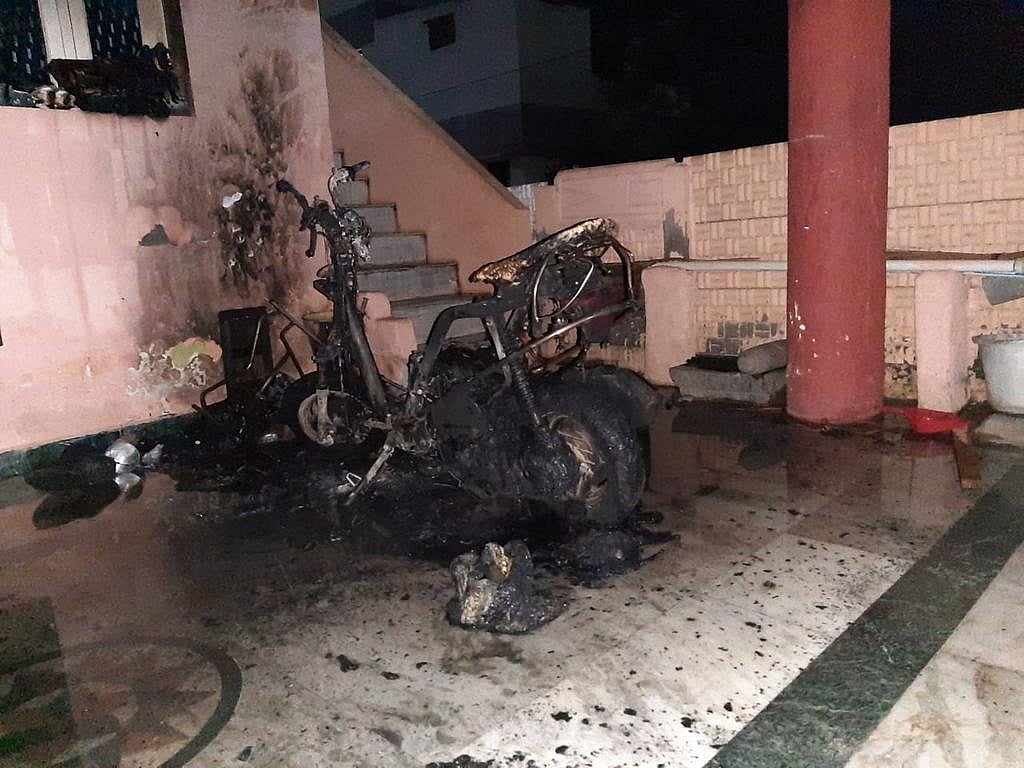 “மதக் கலவரத்தை தூண்ட, சொந்த வாகனத்திற்கே தீ வைத்த இந்து முன்னணி நிர்வாகி” - விசாரணையில் உண்மை அம்பலம்!