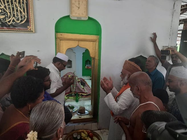 “300 ஆண்டுகளாக இந்து கோயிலுக்கு சீர் செய்யும் இஸ்லாமியர்கள்”: 
மத நல்லிணக்கத்திற்கு சான்றாகும் ‘கிள்ளை’!