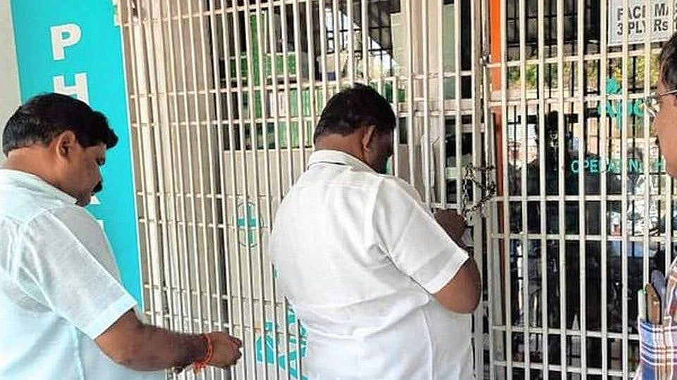 “5 ரூபாய் மாஸ்க் ரூ.30க்கு விற்பனை” : அப்பல்லோ மருந்தகத்துக்கு சீல் - திருப்பத்தூரில் அதிரடி!