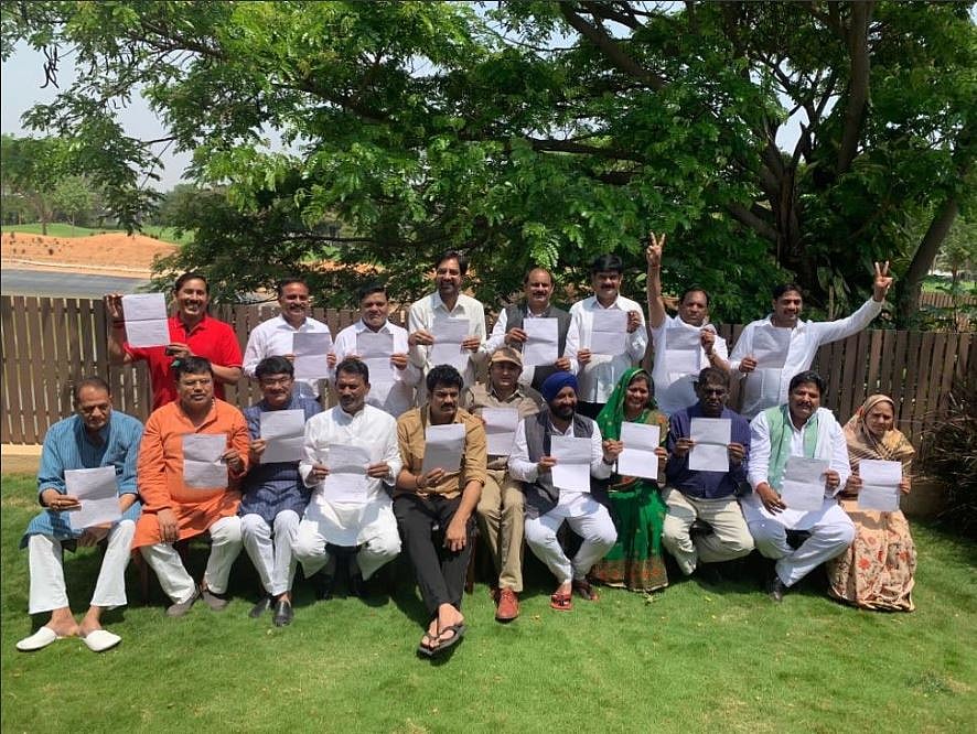 “22 எம்.எல்.ஏக்கள் ராஜினாமா” : சதிவலையில் ஜோதிராதித்ய சிந்தியா - ம.பியில் வேலையைக் காட்டிய பா.ஜ.க!