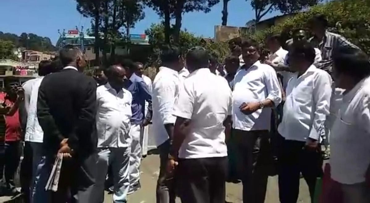 தேர்தல் தகராறு : ‘நீயா நானா’ என அடிதடியில் ஈடுபட்ட அ.தி.மு.கவினர் - கோத்தகிரியில் பரபரப்பு!