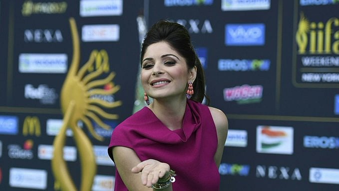 “ஈக்கள் மொய்த்த உணவைதான் கொடுக்கிறார்கள்” : இதுதான் நோயைக் குணப்படுத்தும் முறையா? - கனிகா கபூர் ஆவேசம்!