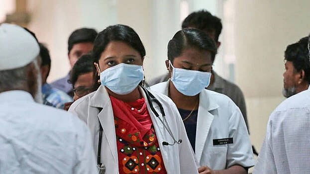 “நாங்க இல்லைன்னா வேற யார் இருக்கா?” - கொரோனாவை எதிர்த்து முன்வரிசையில் நிற்கும் களவீரர்கள்!