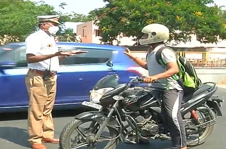 வாகன ஓட்டிகளிடம் கெஞ்சிய போக்குவரத்து காவலர்