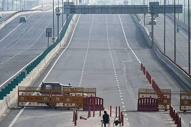 “இதற்கு ஏன் ஊரடங்கு?” : டெல்லியில் குவிந்த புலம்பெயர் தொழிலாளர்கள் - கோட்டைவிட்ட அரசு! #CoronaLockdown