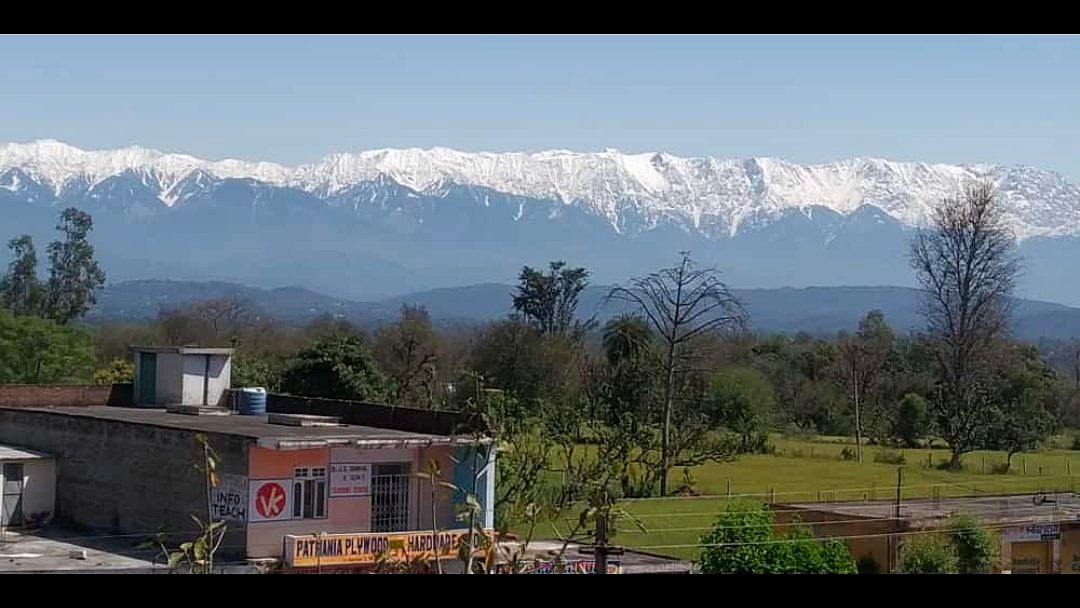 “ஊரடங்கால் காணாமல் போன காற்று மாசுபாடு” : மாடியில் இருந்தே இமயமலையை ரசிக்கும் மக்கள் - சுவாரஸ்ய தகவல்!