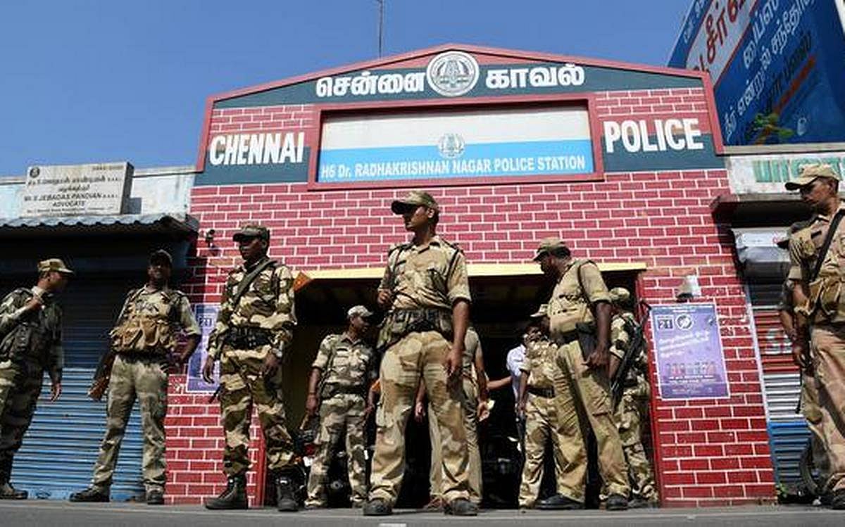 பசியால் தவித்த குடும்பத்தை காப்பாற்ற நினைத்த ஆட்டோ ஓட்டுநர்: இரண்டு கையையும் உடைத்த ‘வெறி’ பிடித்த போலிஸ்